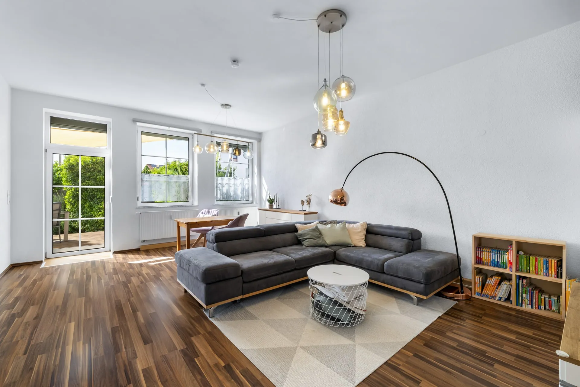 Modernes und helles Wohnen in Großaitingen Helles Wohnzimmer in einer Immobilie in Großaitingen