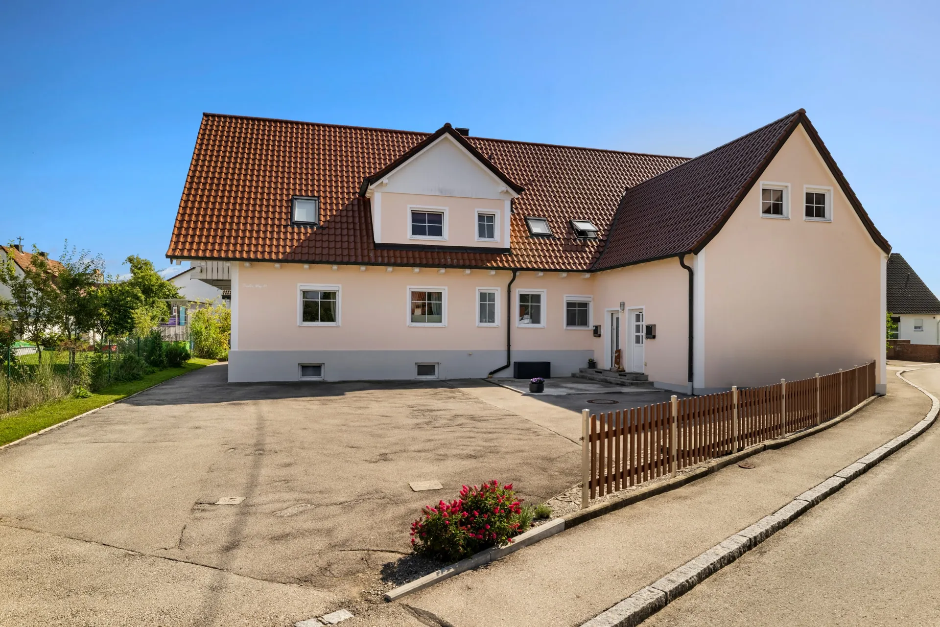 Zeitgemäßer Wohnungsbau in Großaitingen Modernes Mehrfamilienhaus mit Stellplätzen in Großaitingen